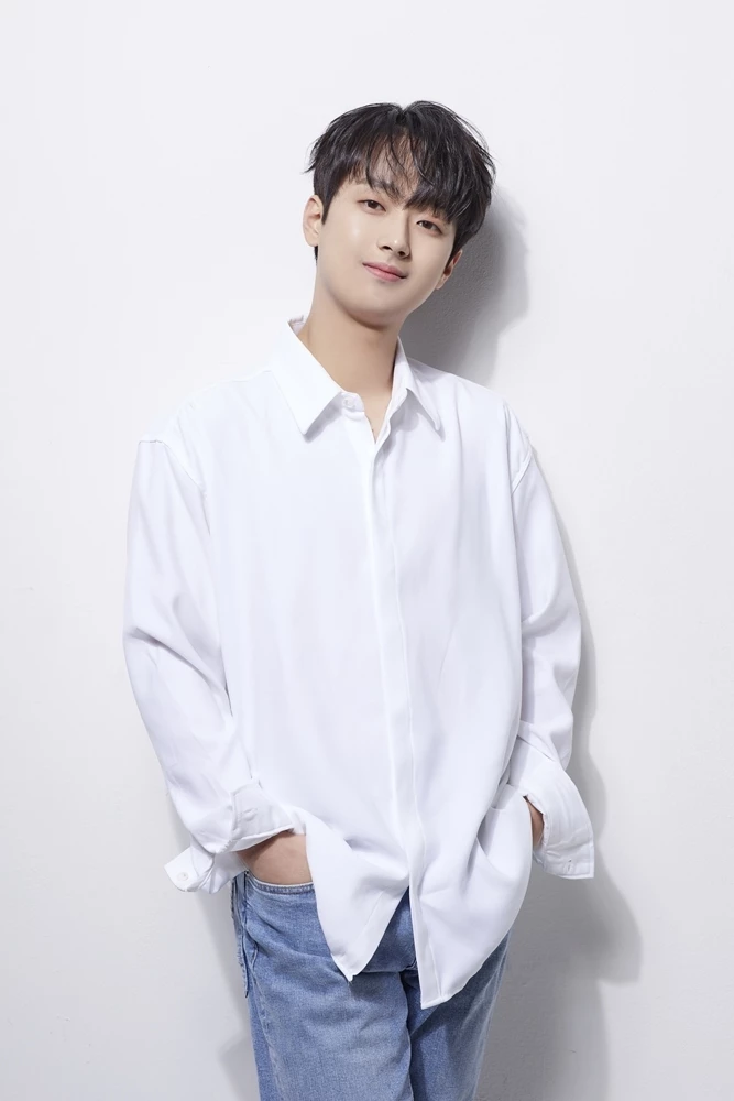 Singer Lee Chan-won will hold a fan signing event on April 5th at Yeongdeungpo-gu Times Square in Seoul, where he will meet fans. / Green Snake